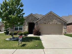 Building Photo - 2213 Olivia Ln