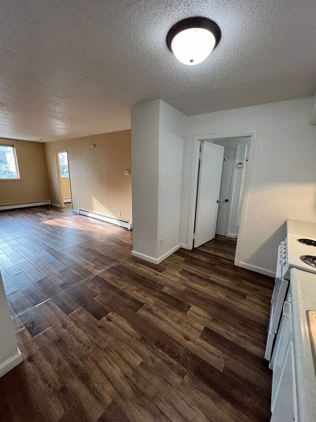 Building Photo - Renovated 2 Bedroom Apartment - AVAILABLE ...