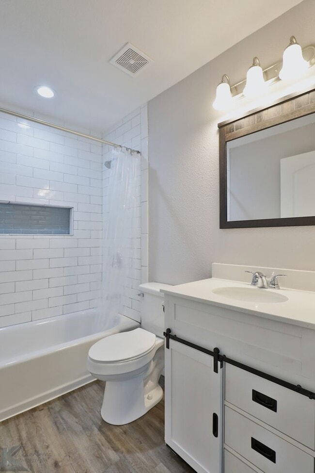 Building Photo - 3 bed, 2 bath, updated with all appliances provided!