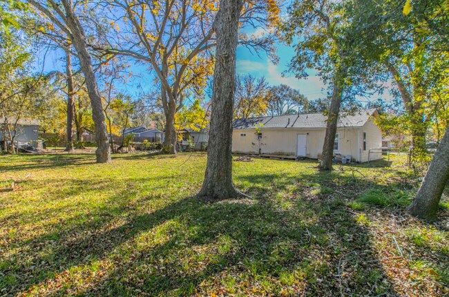 Building Photo - 301 E Dumble St