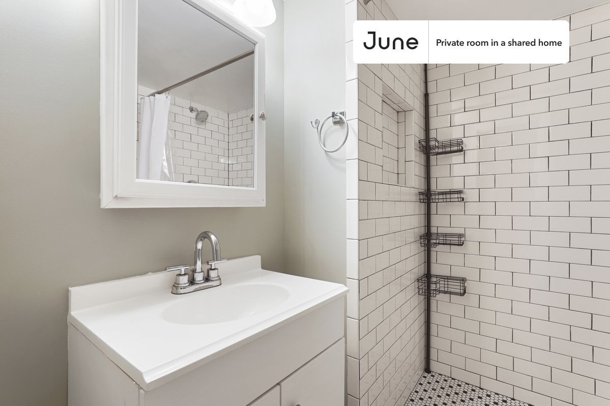 Building Photo - Room in Shared 5 bed/2 bath home in Logan Circle