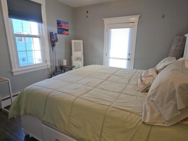 Building Photo - 111 N Sacramento Ave