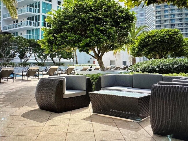 Building Photo - 1060 Brickell Ave