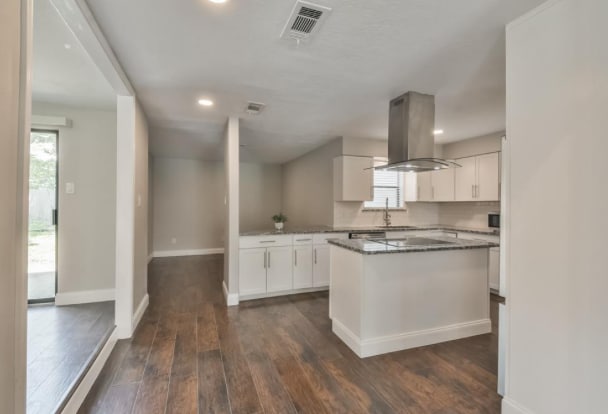 Building Photo - 2119 Woodstream Dr