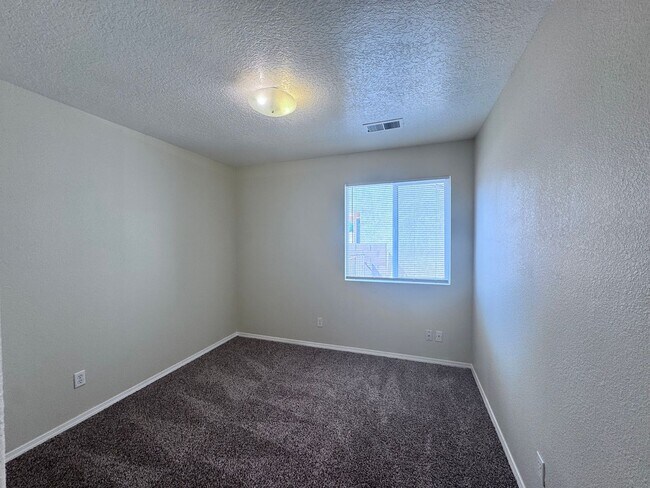 Building Photo - MOVE IN SPECIAL!! HALF OFF-SECURITY DEPOSIT! 3 bed 2 bath home in Los Lunas