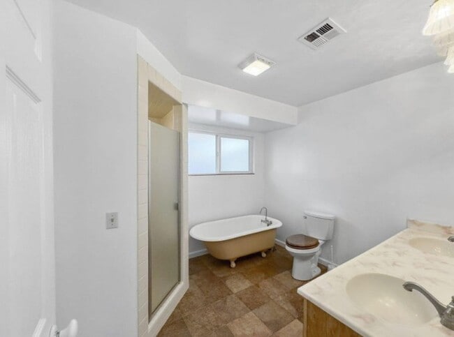 Building Photo - Spacious 4-Bedroom Home with Stunning Hill...