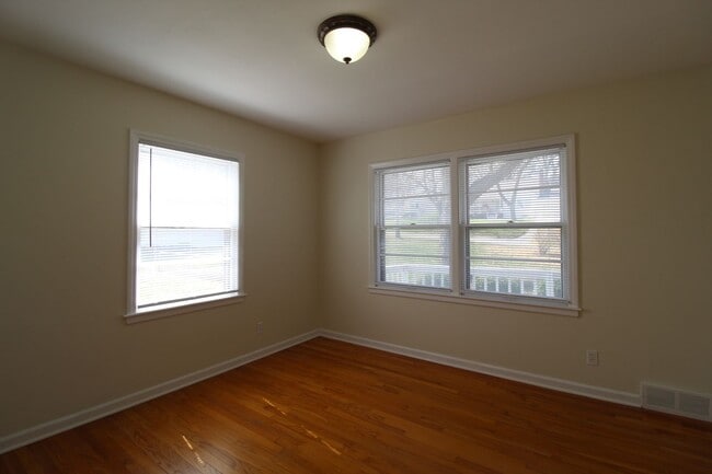 Building Photo - 2 Bedroom 1 Bath Home In Mission Kansas