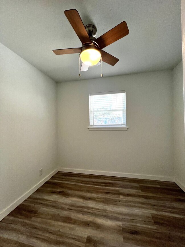 Building Photo - Beautifully Updated 3/2