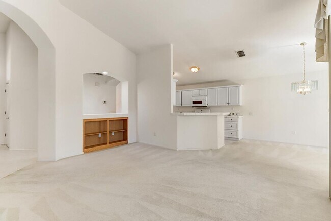 Building Photo - Charming Country Rose Home Located in Sun ...