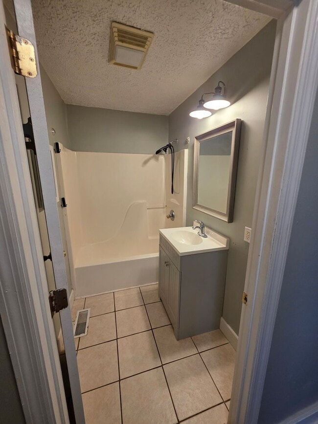 Building Photo - SPECIAL: 1st months rent FREE if lease is signed in December: 2 Bedroom 1 Bath House with storage...