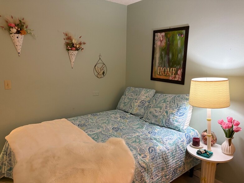 Second bedroom - queen bed - 2729 Countryside Blvd