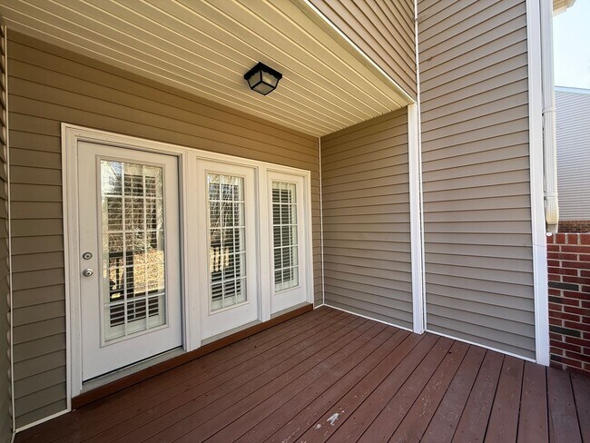 Building Photo - Gorgeous End Unit 3BD, 2.5BA Raleigh Townhome in a Prime Location Near Triangle Town Center, Poyn...