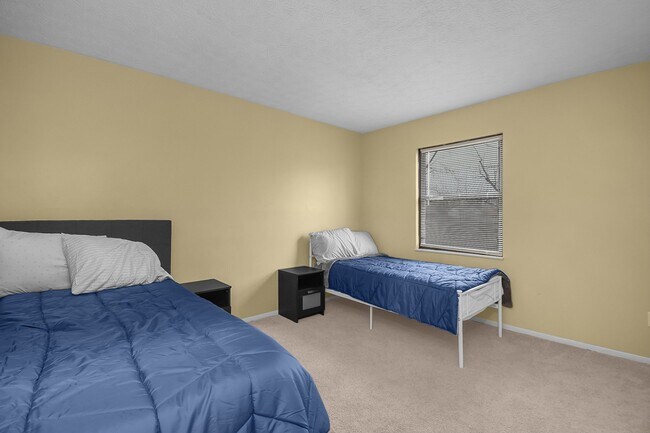 Building Photo - 6590 Bennell Dr