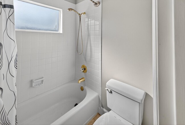 Building Photo - 205 Club Villa Dr W