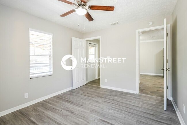Building Photo - 3 Bedroom Pet-Friendly Home in Tampa, FL with Main Street Renewal