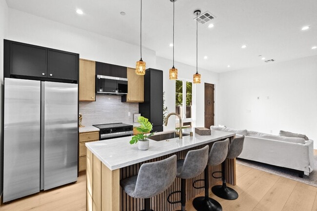 Building Photo - Bright and Spacious Newly Renovated Townhome | 5 Bedroom | 5 Bathroom | Parking Included