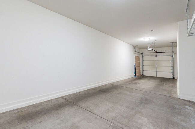 Building Photo - Great 3 Bedroom Townhome - NEW Carpet!