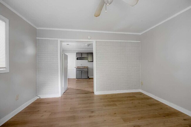 Building Photo - Berclair 1BR with appliances included — $750/mo, $450 deposit