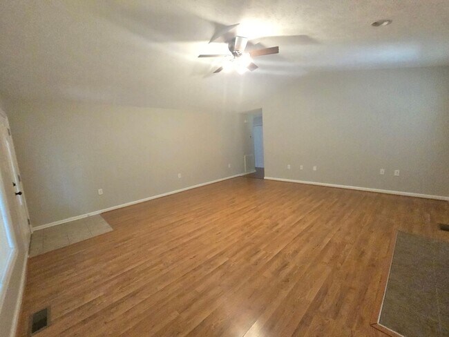 Building Photo - 3910 Sarasota Dr