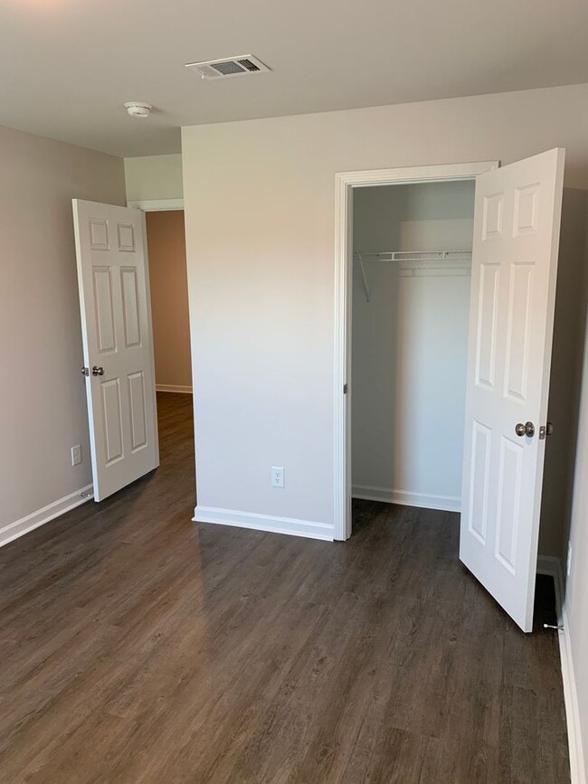 Building Photo - Move-In Ready! Spacious 3-Bedroom, 2-Bath Home in Waterbury — Apply Today to Secure Yours!