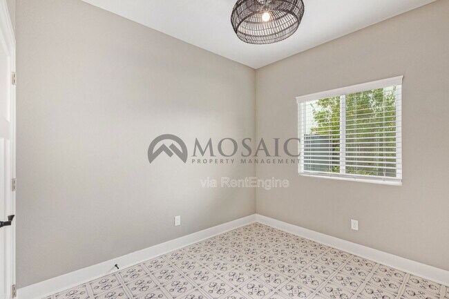 Building Photo - 5009 S 11th Pl