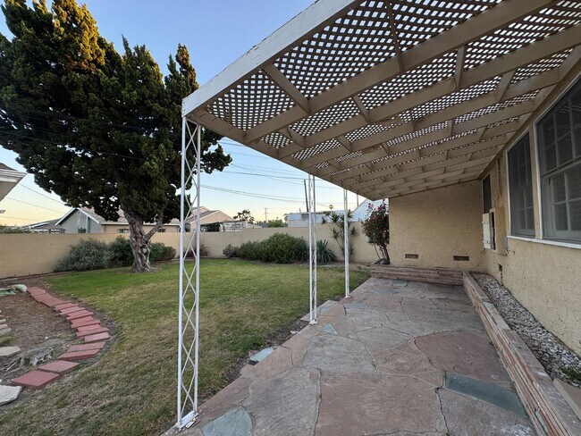 Building Photo - 3bd 2ba House