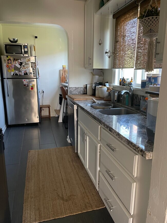 Kitchen - 1215 S Ridgeley Dr