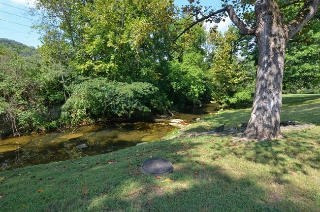 Building Photo - 230 Boxwood