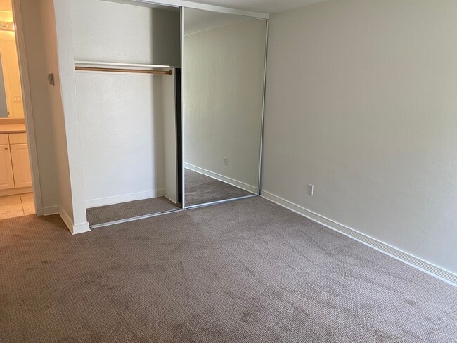 Building Photo - Condo with Private Patio and 2 Parking Spots