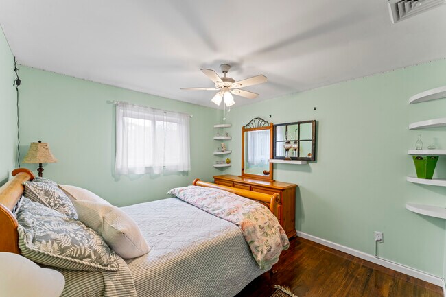 Building Photo - 8 Glenview Dr