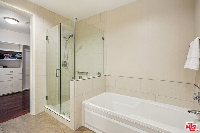 Building Photo - 801 S Grand Ave