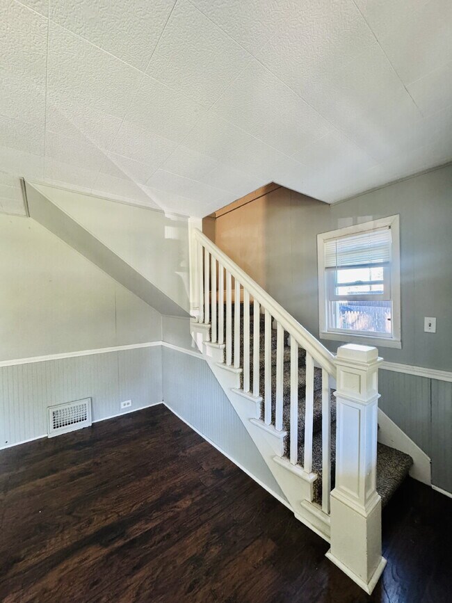 Building Photo - 3-Bedroom Rental Home Just Steps from Downtown! $1650/Month