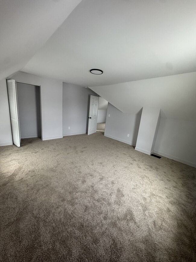 Building Photo - Welcome to this spacious 3-bedroom, 1-bathroom home located in the heart of Washington Courthouse...