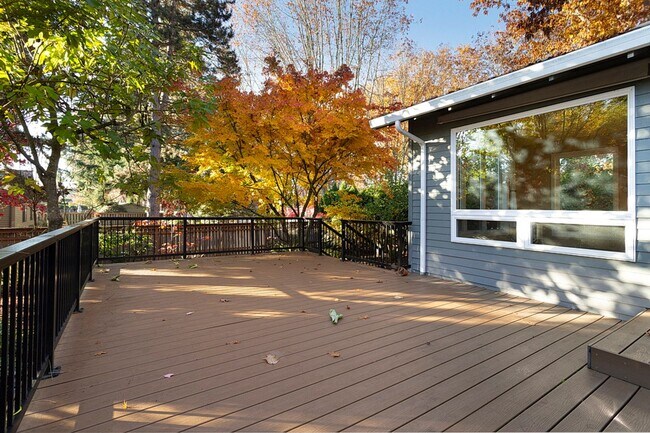 Building Photo - Spacious Home ! Huge living room, 2nd family room, kitchen nook and extra room off kitchen. Large...