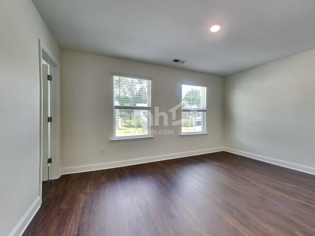 Building Photo - 611 Rivermist Dr