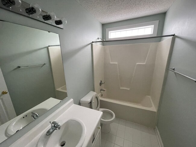 Building Photo - 3 Bedroom 2 Bath Single Family House - Fen...