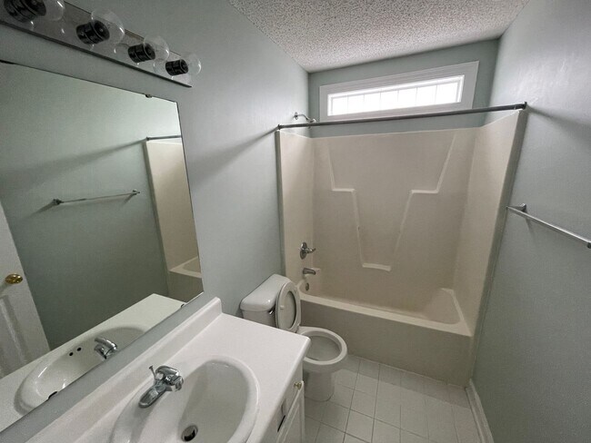 Building Photo - 3 Bedroom 2 Bath Single Family House in Carriage Run Subdivision - Cul de Sac location