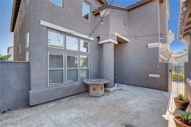Building Photo - 5643 Almocita Ct
