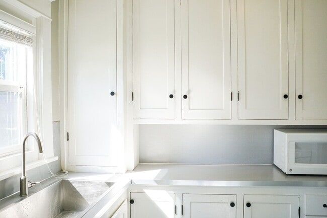 Building Photo - Move In Special! Chic Renovated 1-Bed w/ R...