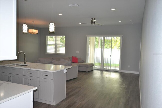Building Photo - 281 Diogenes St