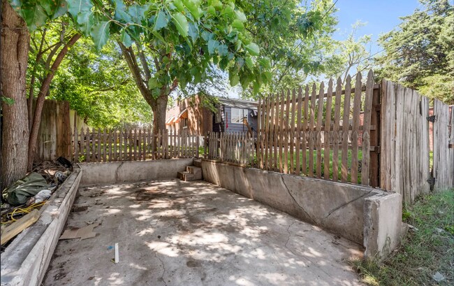 Building Photo - Amazing 2 Bedroom 1 Bathroom Home