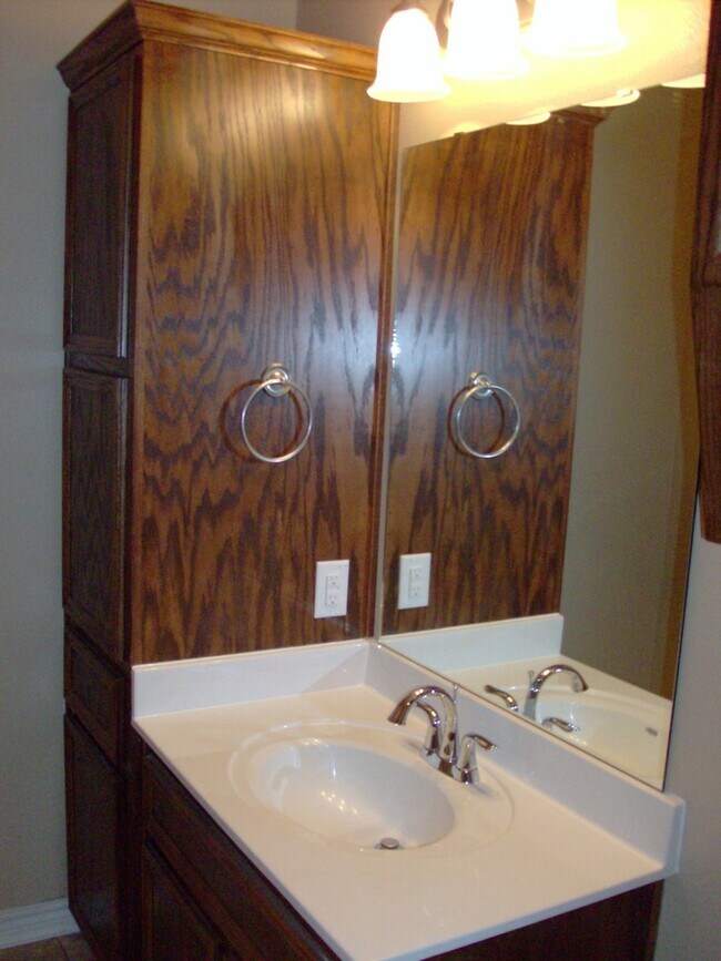 Building Photo - 5605 Settlers Ct