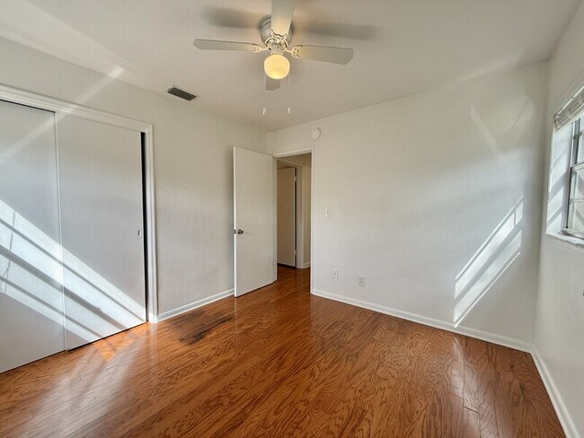 Building Photo - 1502 W Country Club Dr