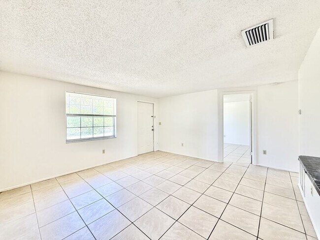 Building Photo - 7071 Bee Ridge Rd