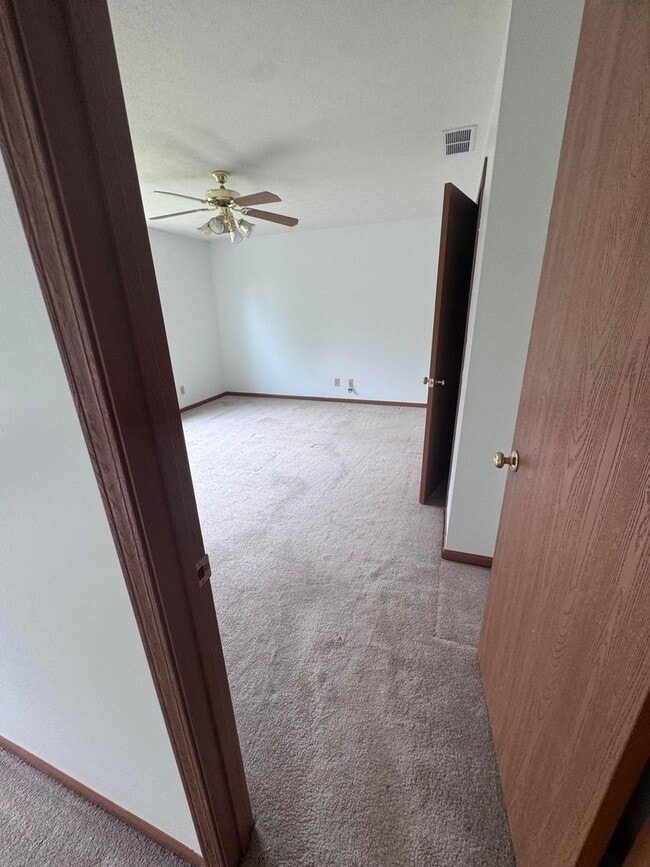 Building Photo - 5 Bd 2.5 Ba