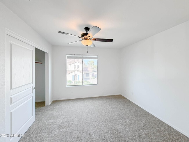 Building Photo - 1009 E Iris Dr