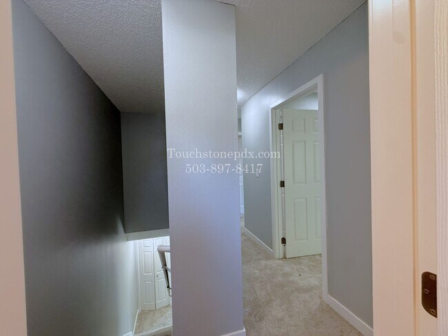 Building Photo - Bright East Portland 3 Bed Apartment Home with Two-Level Layout and Assigned Parking