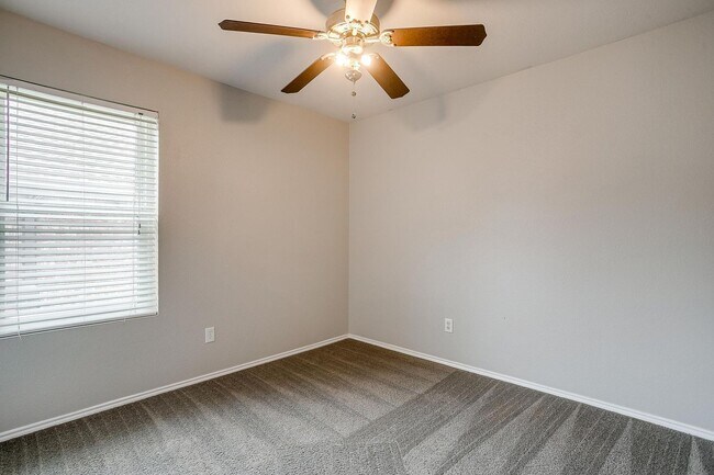 Building Photo - Spacious 4 Bed, 2 Bath Home in Ranch at Ea...