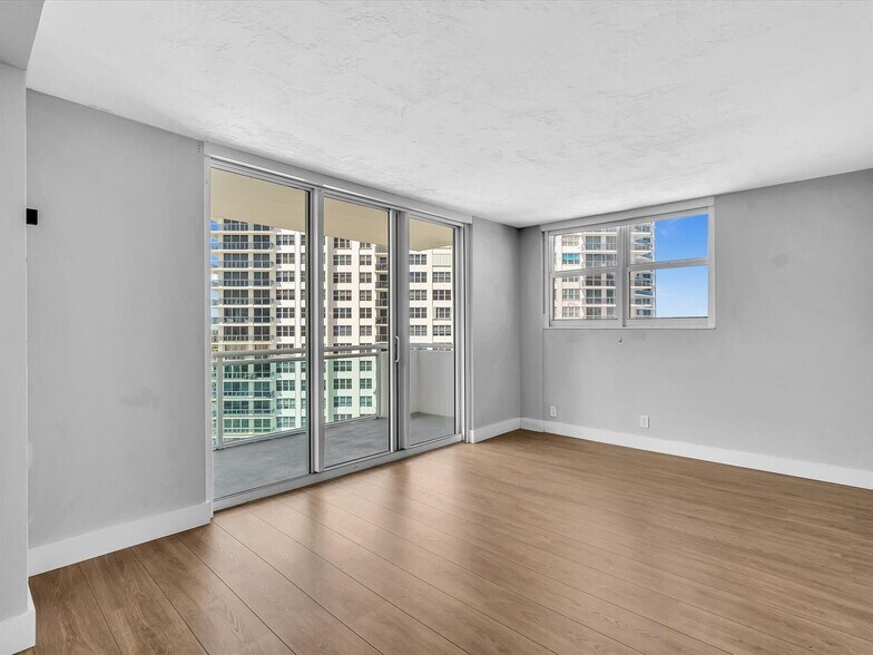 Building Photo - 3001 S Ocean Dr