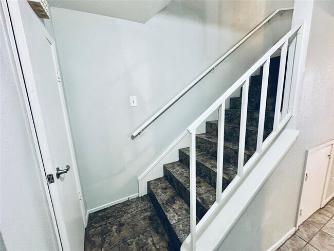 Building Photo - 3822 Southway Dr